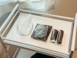 SALON by HOGUGUの施術用ワゴンと用品 / Treatment trolley and supplies at SALON by HOGUGU