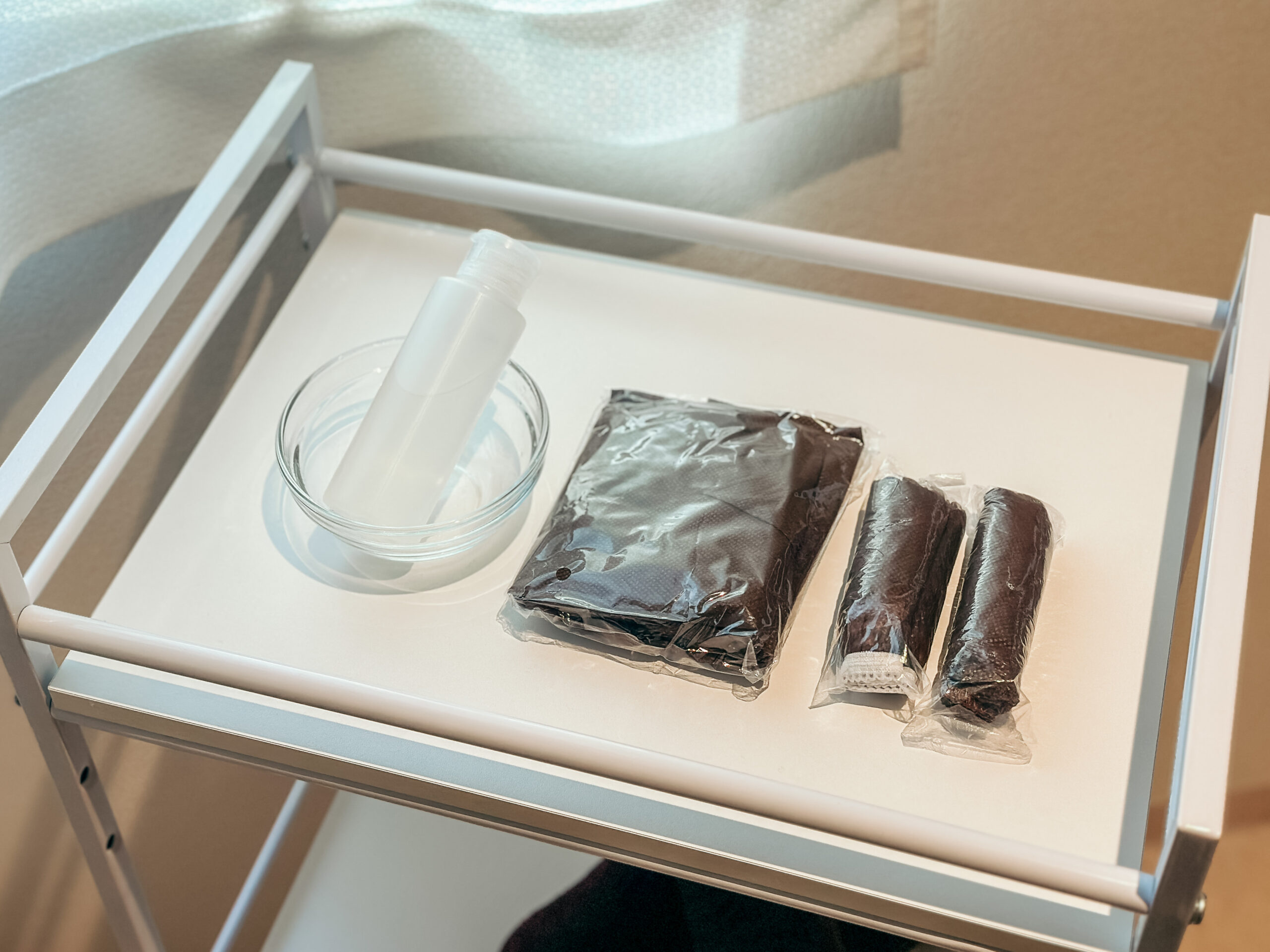SALON by HOGUGUの施術用ワゴンと用品 / Treatment trolley and supplies at SALON by HOGUGU