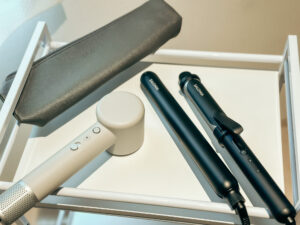 店舗に用意されたヘアアイロン等の備品 / Hair styling equipment provided at the salon
