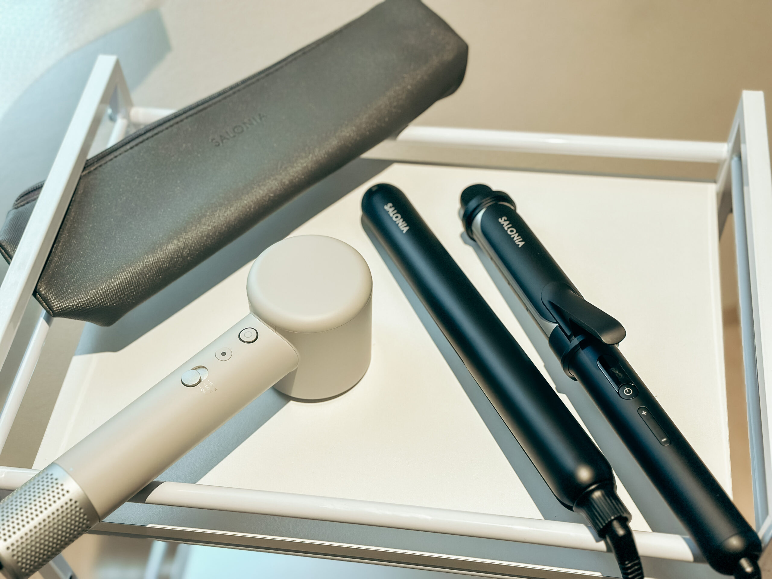 店舗に用意されたヘアアイロン等の備品 / Hair styling equipment provided at the salon