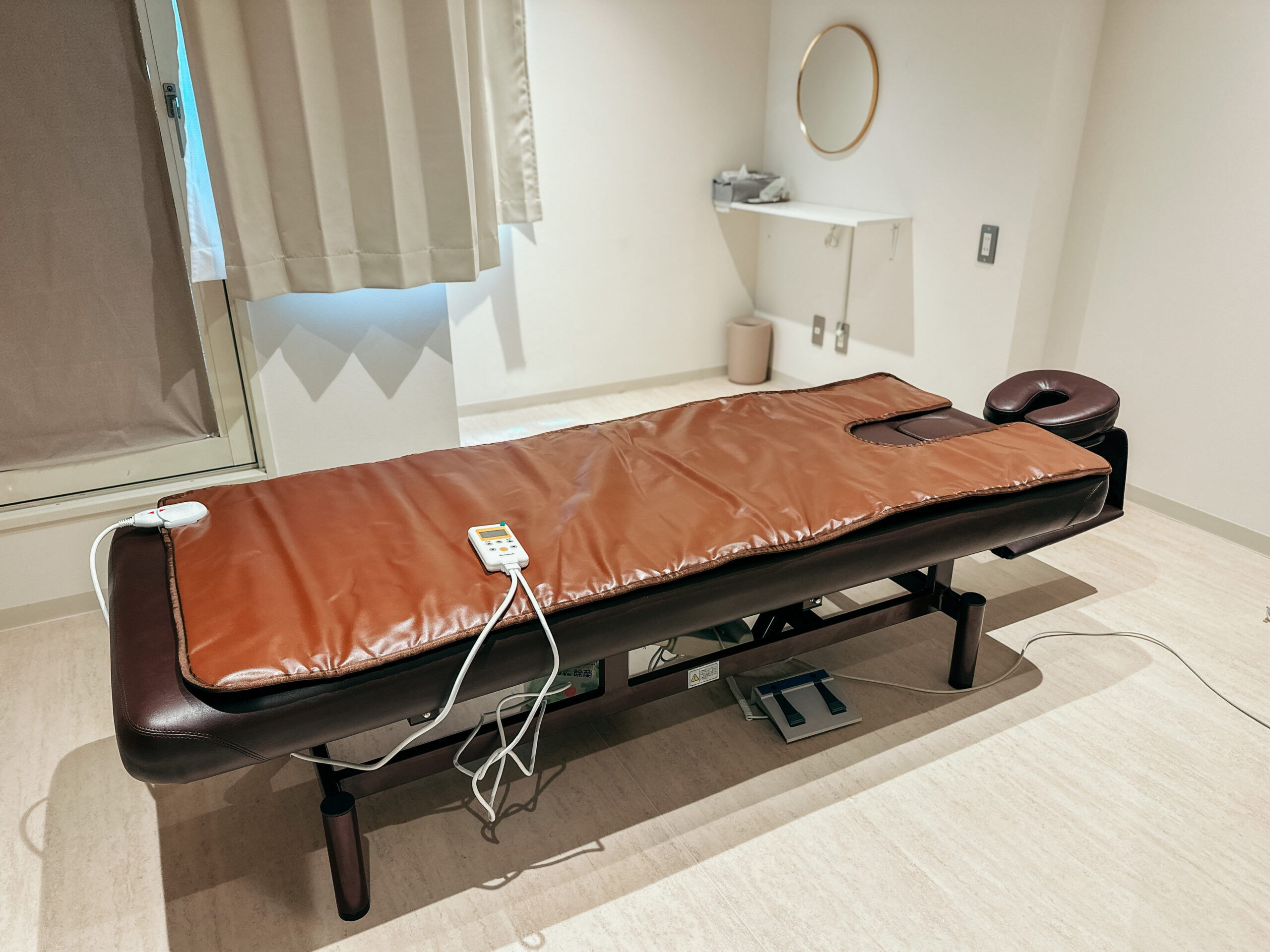 SALON by HOGUGUの施術ベッドと鏡台 / Treatment bed and dressing table at SALON by HOGUGU