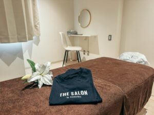 タオルと施術着を用意したSALON by HOGUGUの施術スペース / SALON by HOGUGU treatment space prepared with towels and clothing