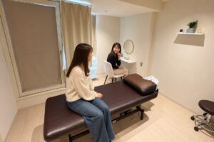Room5で利用を相談する2人の合成イメージ / Illustrative two-person visit planning