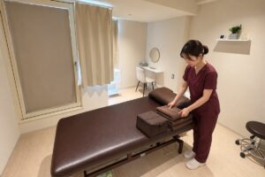 Room5でタオルと持参品を準備する合成イメージ / Illustrative supply preparation
