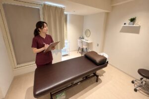 Room5で見学時の確認をするセラピストの合成イメージ / Illustrative room viewing