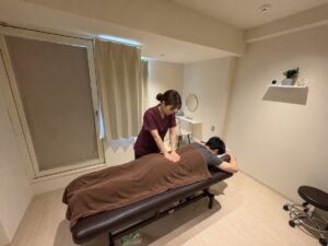 麻布十番店Room5の写真を背景にしたボディケアのイメージ / Illustrative body-care scene using the Room5 interior
